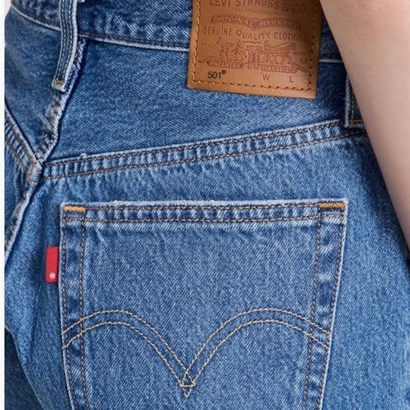 Levi's Women's Premium 501 Original Shorts - Picture 4 of 6